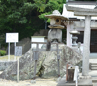恵比寿神社の神依岩