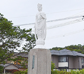 岡崎海岸の聖観音像