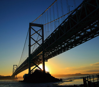 美しい大鳴門橋の夜明け